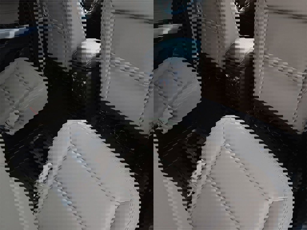 Used 2021 Ford Explorer XLT w/ Equipment Group 202A image 11