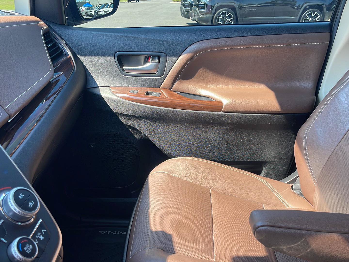 Used 2020 Toyota Sienna Limited Premium FWD image 29