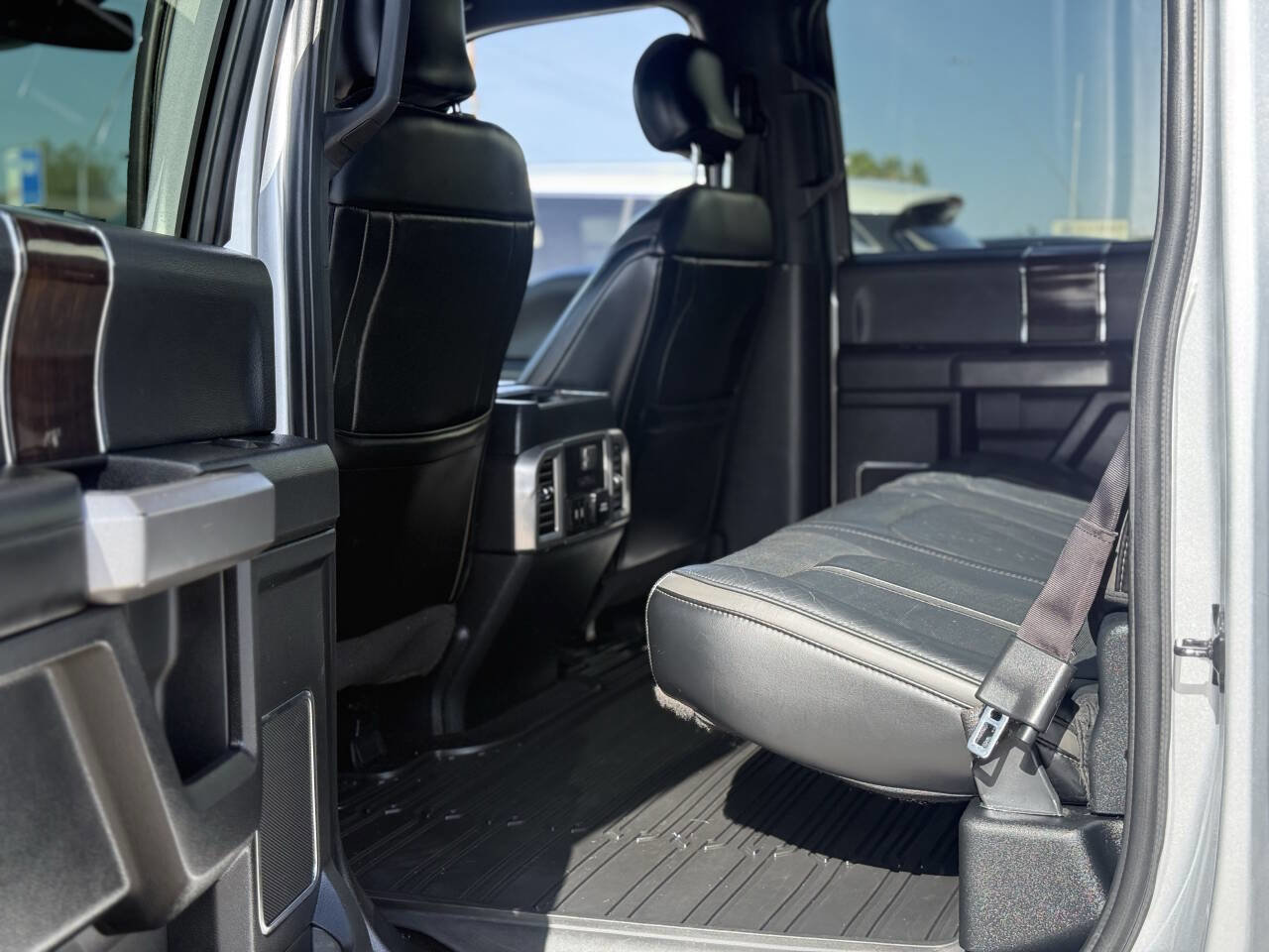 Used 2017 Ford F150 Platinum w/ Equipment Group 701A Luxury AWD/4WD image 16