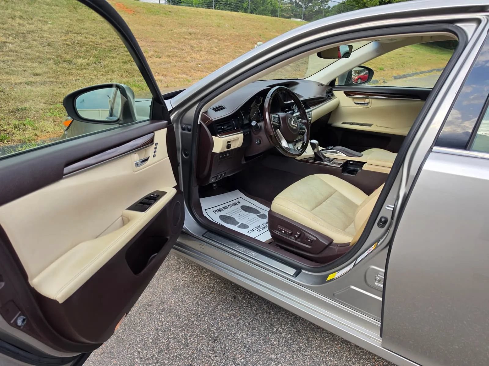 Used 2016 Lexus ES 350 w/ Luxury Package w/Wood Trim FWD image 15