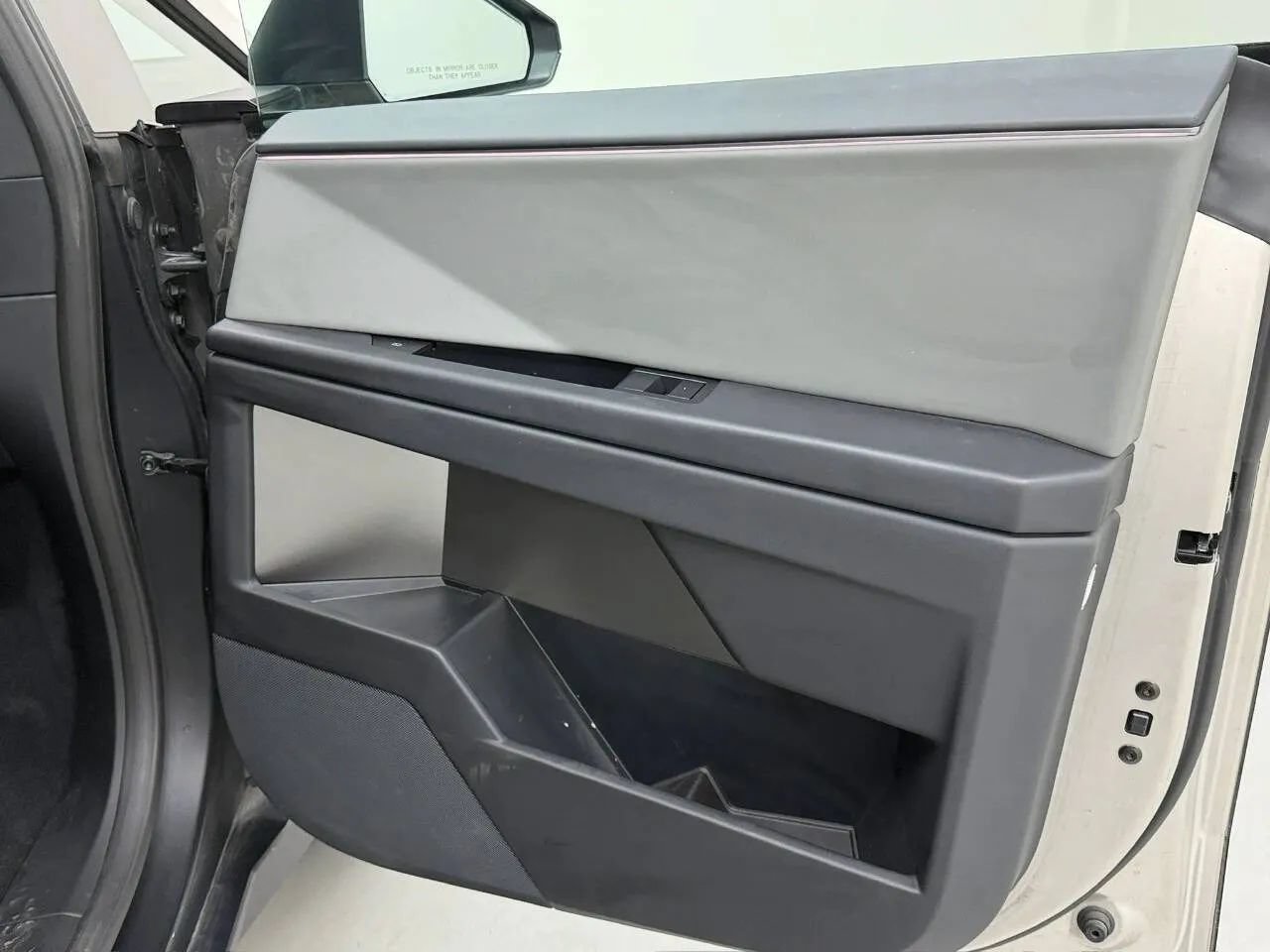 Used 2025 Tesla Cybertruck 2WD Crew Cab image 16