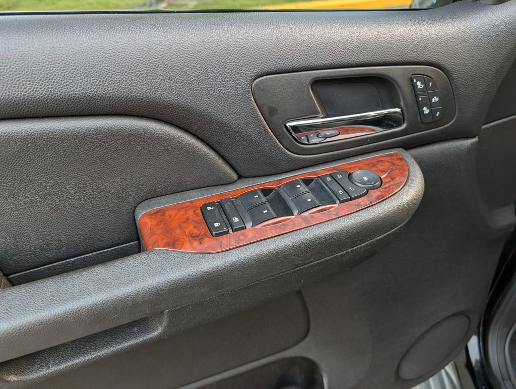 Used 2008 Chevrolet Suburban LT image 12