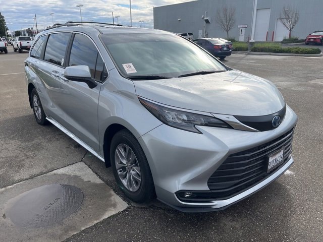 Used 2025 Toyota Sienna XLE image 3