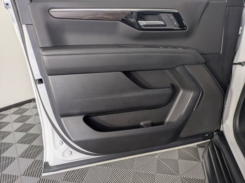 Certified 2025 Chevrolet Tahoe LS AWD/4WD image 9