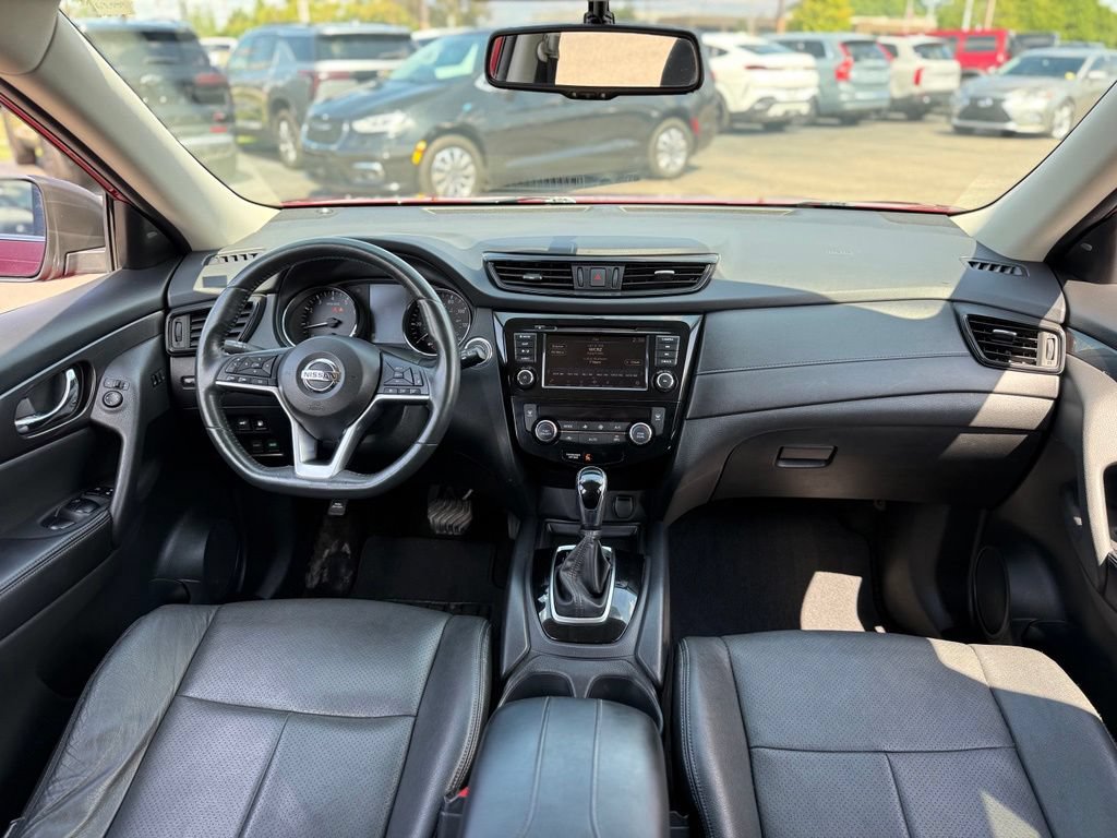 Used 2018 Nissan Rogue SV w/ Premium Package FWD image 2