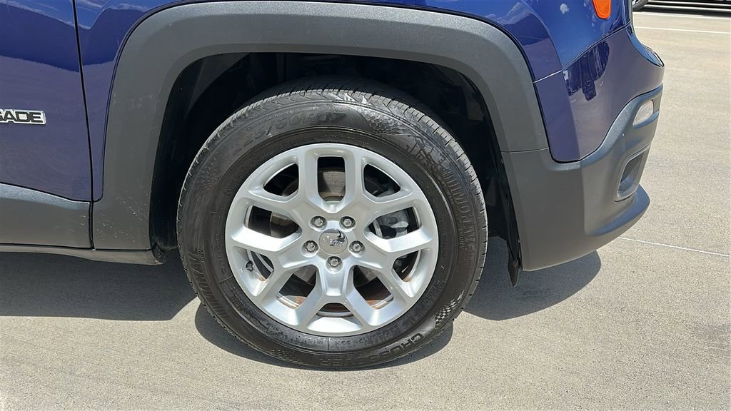 Used 2018 Jeep Renegade Latitude w/ Popular Equipment Group image 15