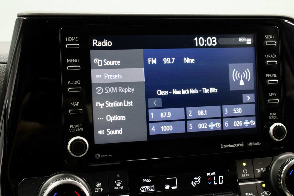 Used 2022 Toyota Highlander LE AWD/4WD image 3