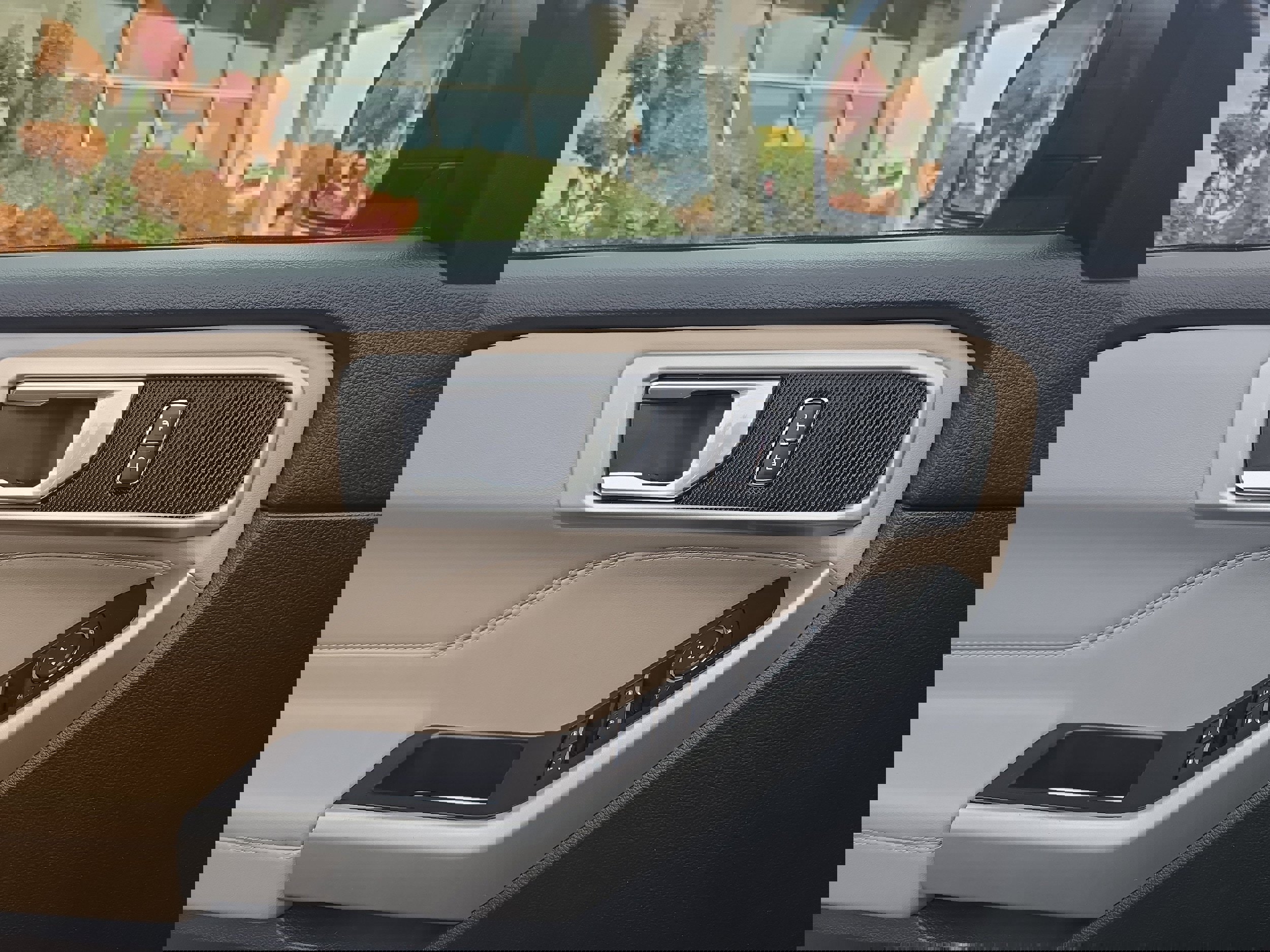 Used 2022 Ford Explorer XLT image 15