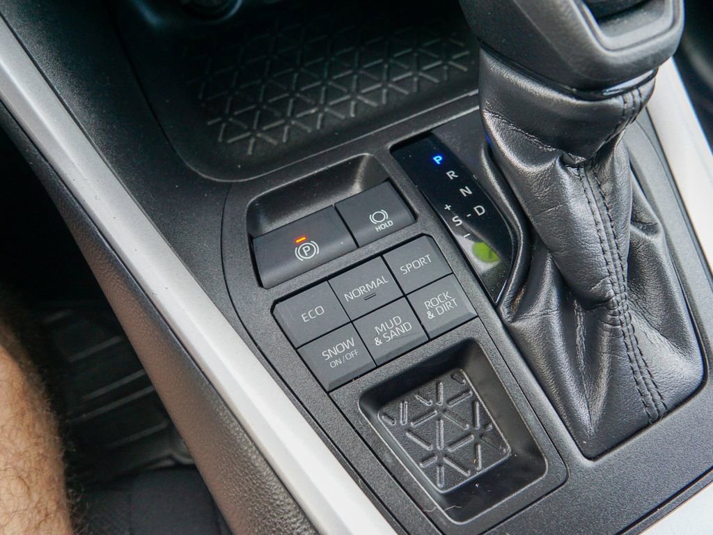 Used 2021 Toyota RAV4 XLE w/ Convenience Package image 26