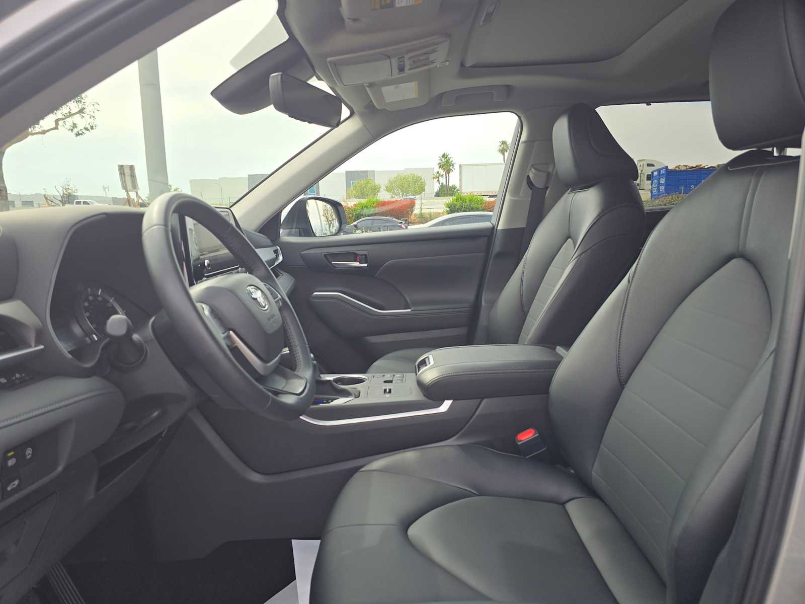 Certified 2025 Toyota Highlander XLE FWD image 22