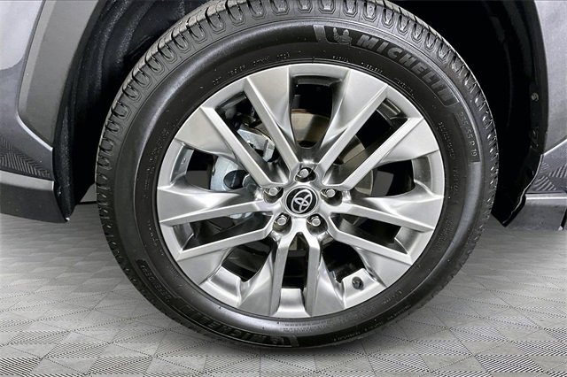 Used 2021 Toyota RAV4 XLE Premium image 33