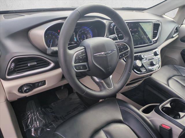 Used 2023 Chrysler Pacifica Touring-L image 10