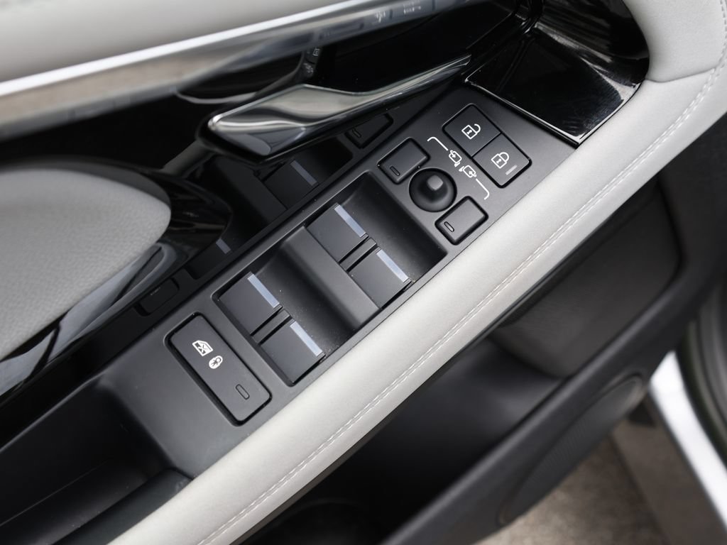 Used 2023 Land Rover Range Rover Evoque SE AWD/4WD image 12