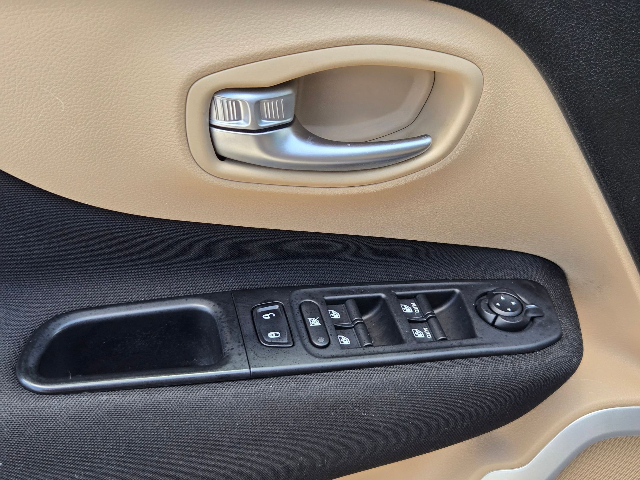 Used 2018 Jeep Renegade Latitude FWD image 11