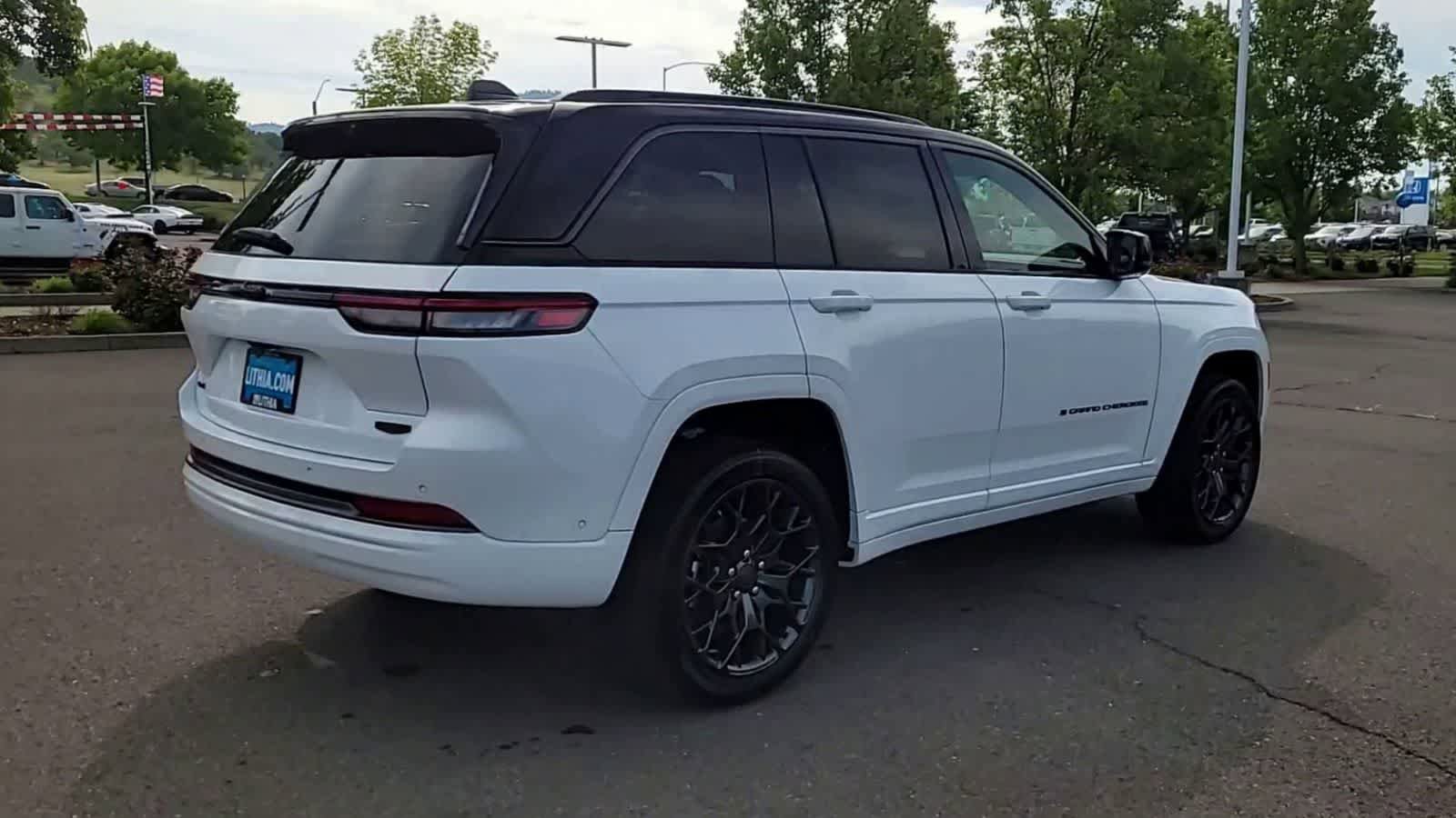 New 2026 Jeep Grand Cherokee Summit w/ Obsidian Package AWD/4WD image 8