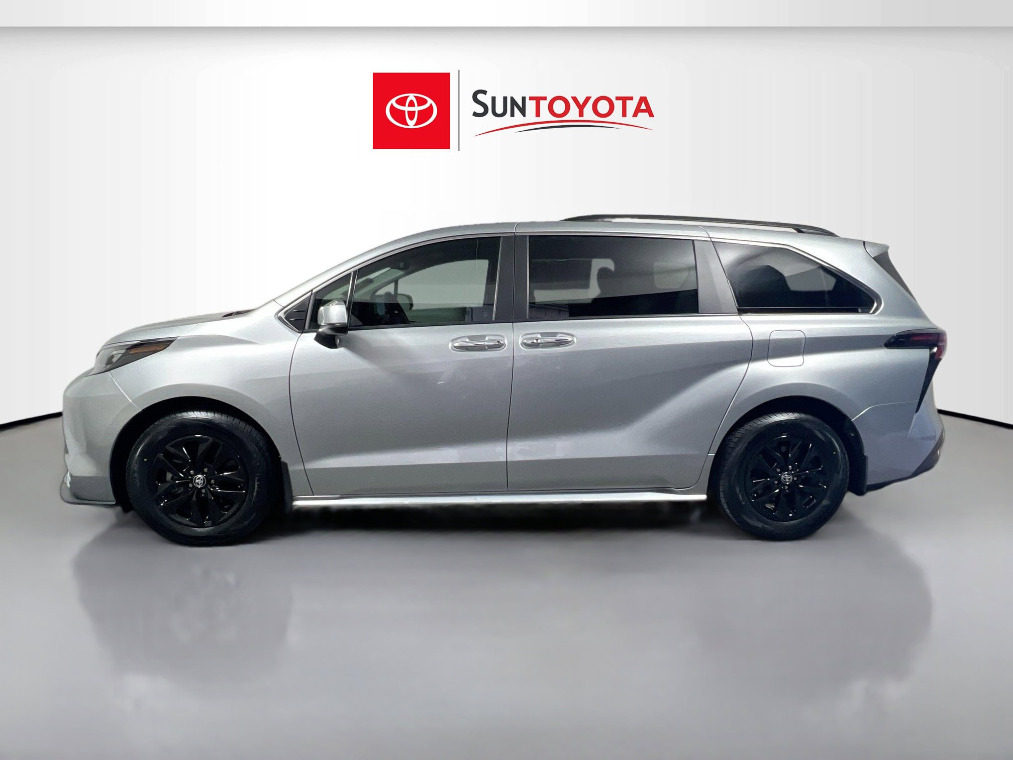 Used 2024 Toyota Sienna XLE FWD image 7