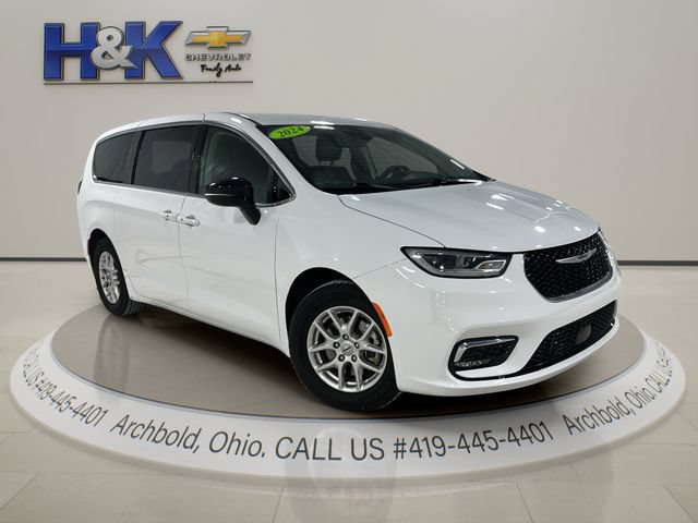 Used 2024 Chrysler Pacifica Touring-L FWD image 1