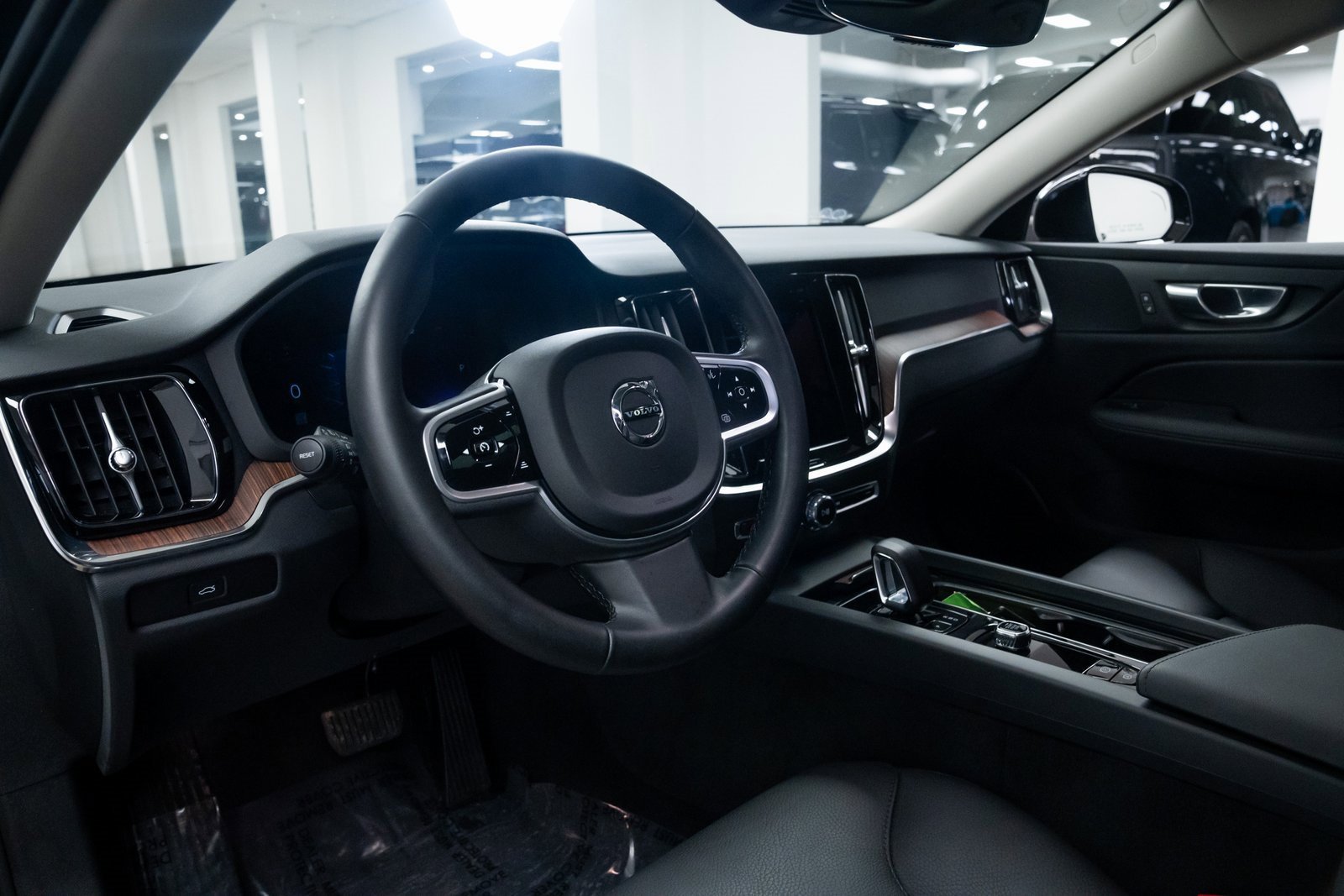 Used 2025 Volvo V60 B5 Cross Country Plus image 18