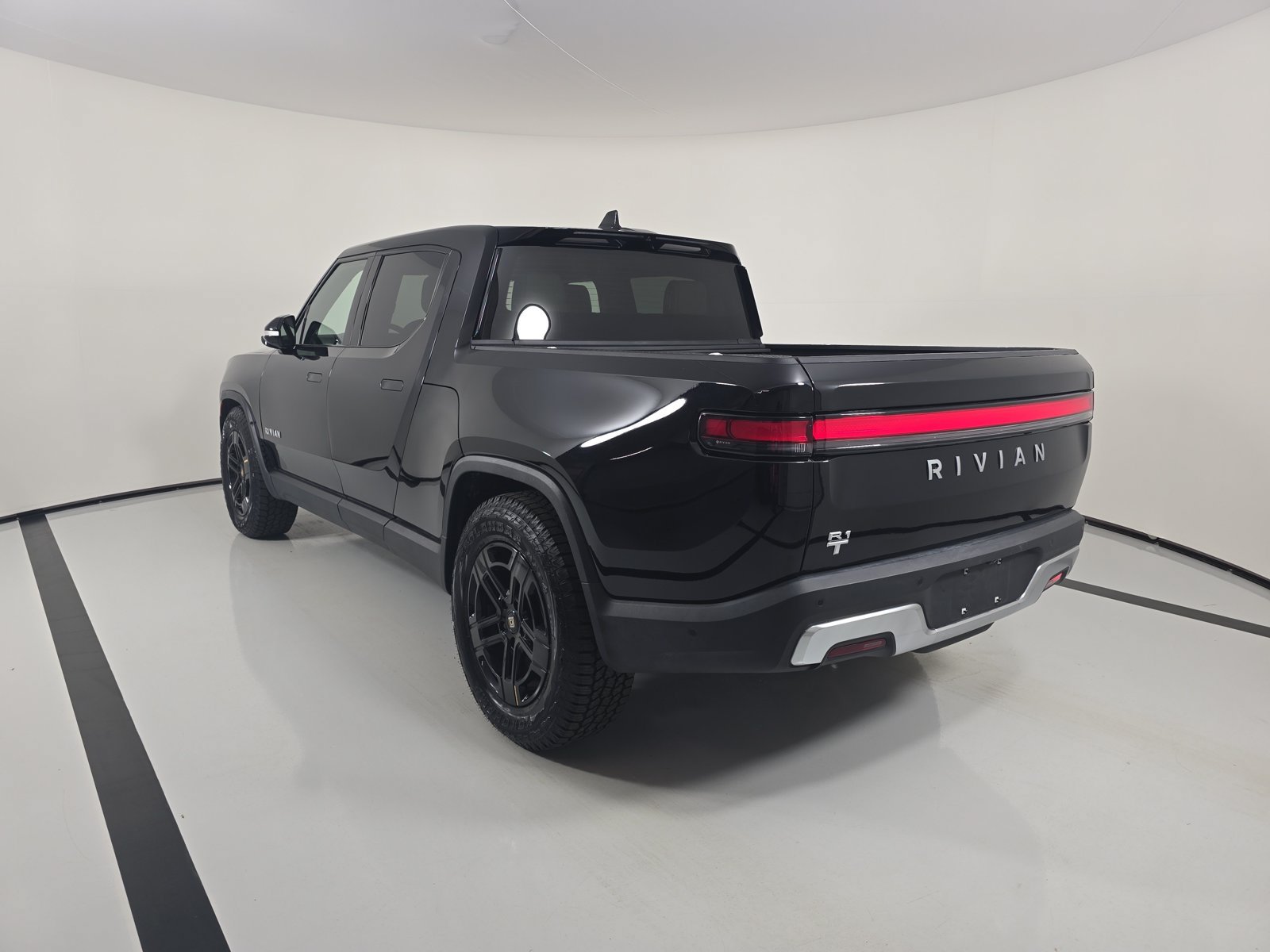 Used 2024 Rivian R1T Adventure Dual AWD/4WD image 3