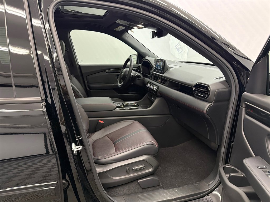 Used 2025 Honda Pilot Black Edition image 15