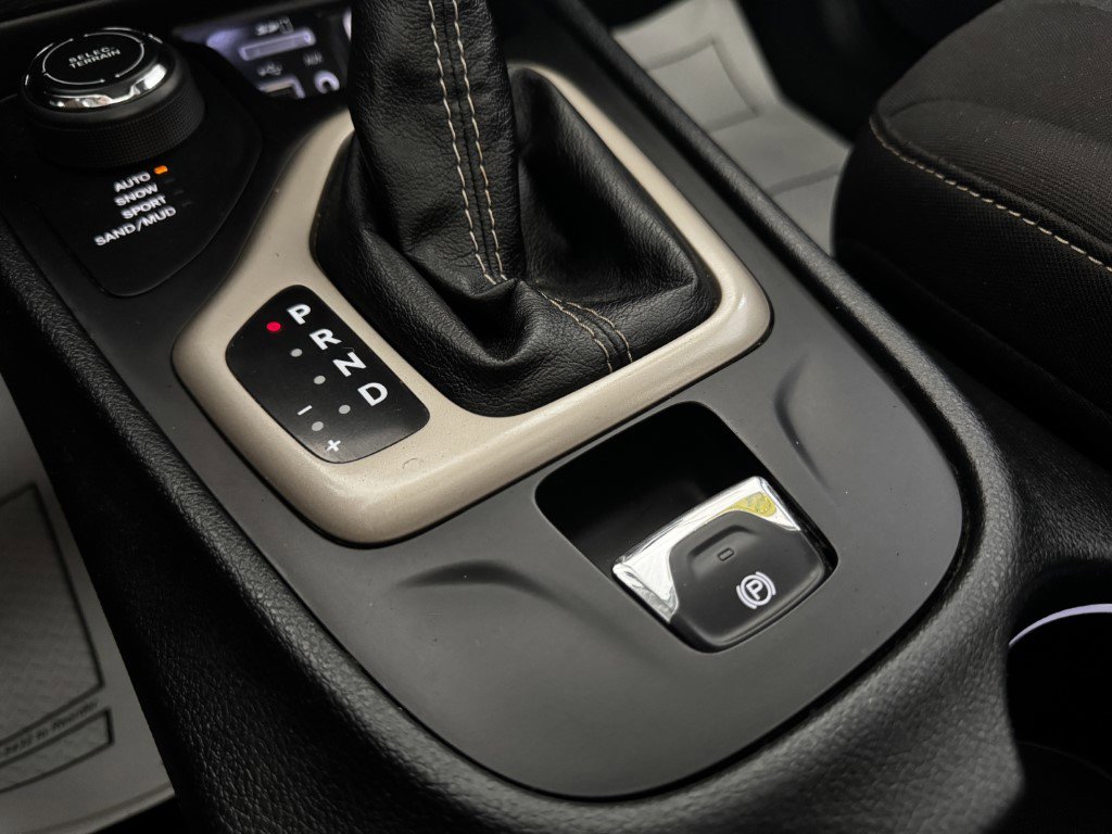 Used 2016 Jeep Cherokee Latitude w/ Comfort/Convenience Group image 46