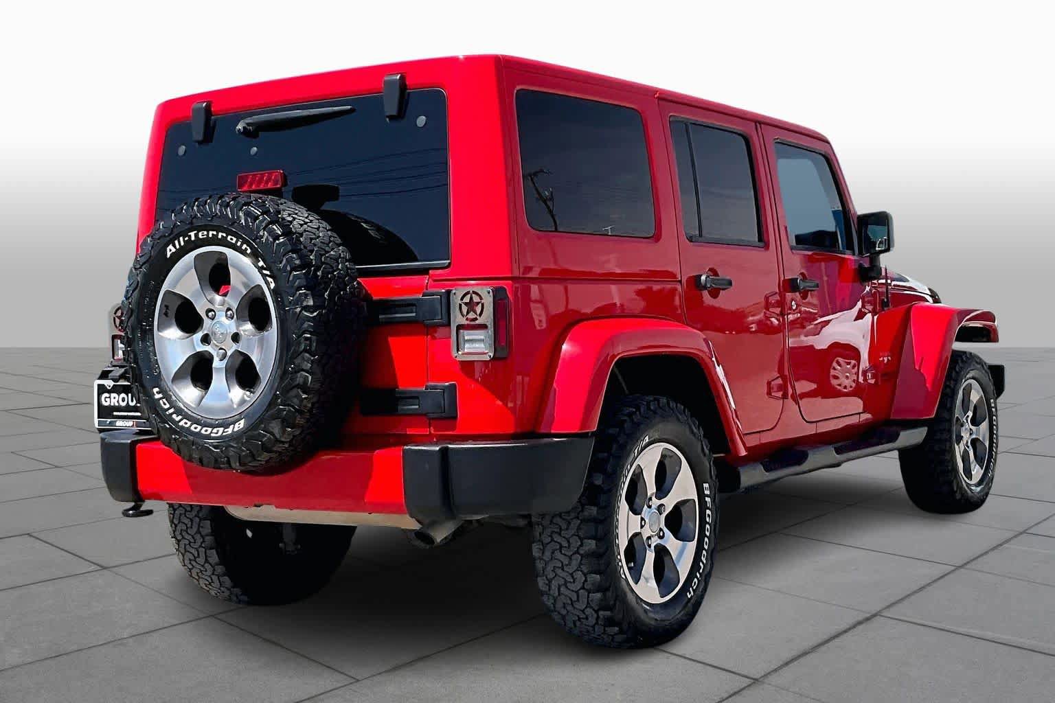 Used 2017 Jeep Wrangler Unlimited Sahara w/ Connectivity Group AWD/4WD image 12