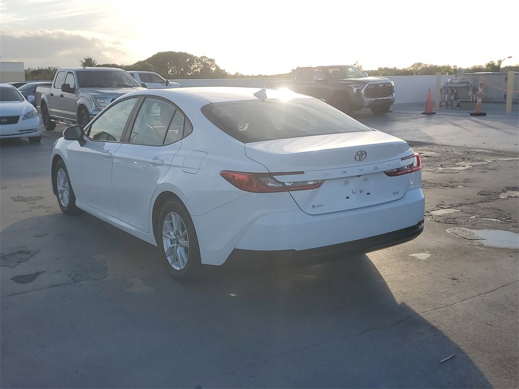 Used 2025 Toyota Camry LE image 5