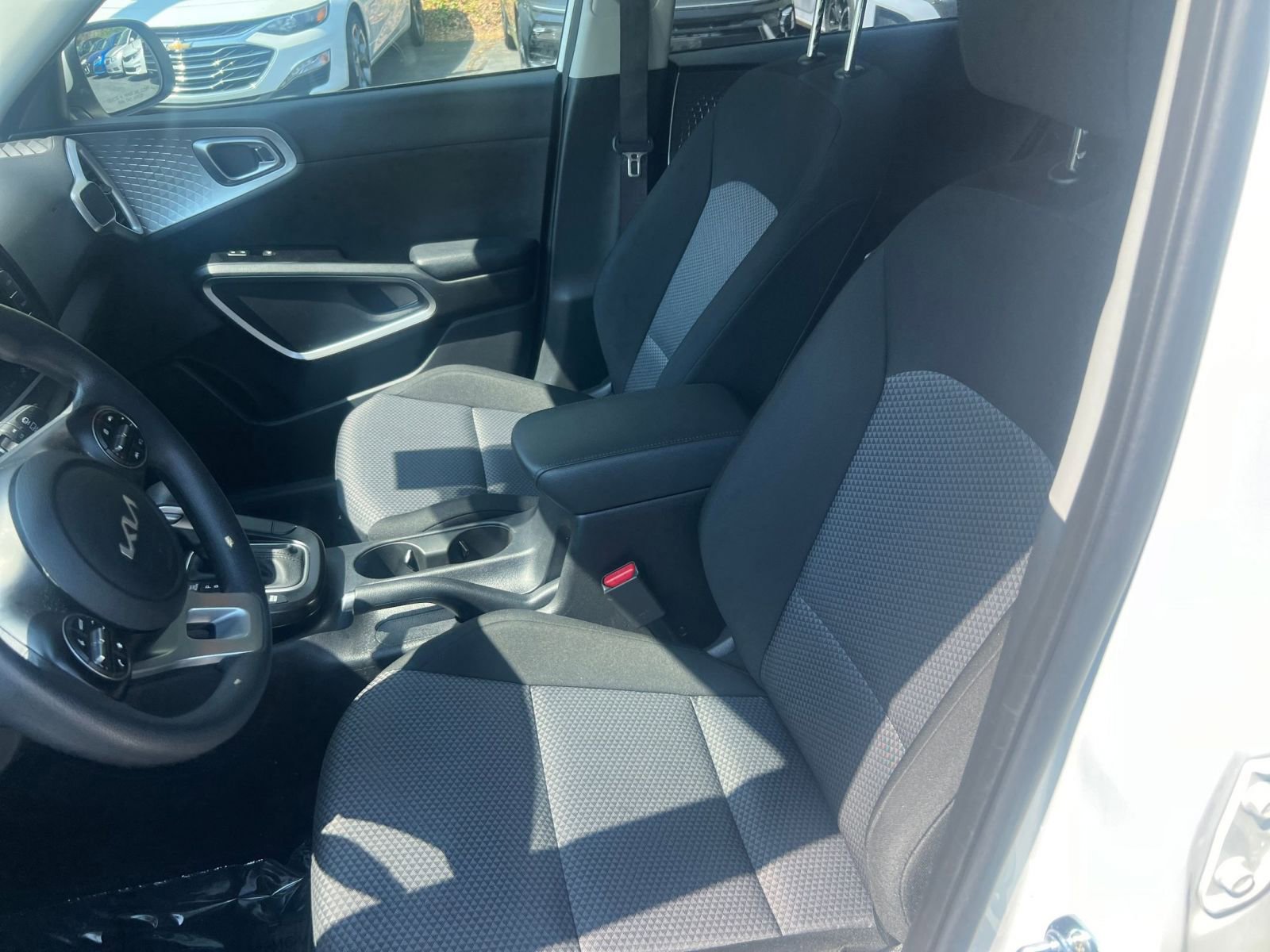 Used 2025 Kia Soul LX w/ LX Technology Package FWD image 31