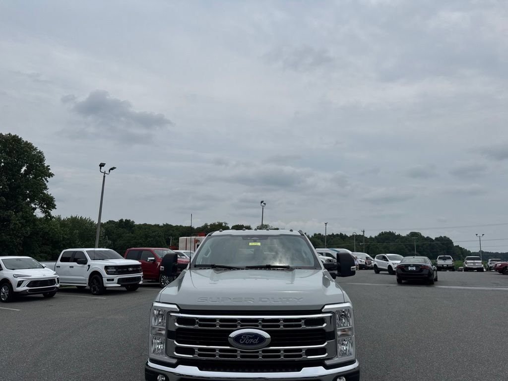 Used 2025 Ford F350 XLT AWD/4WD image 2