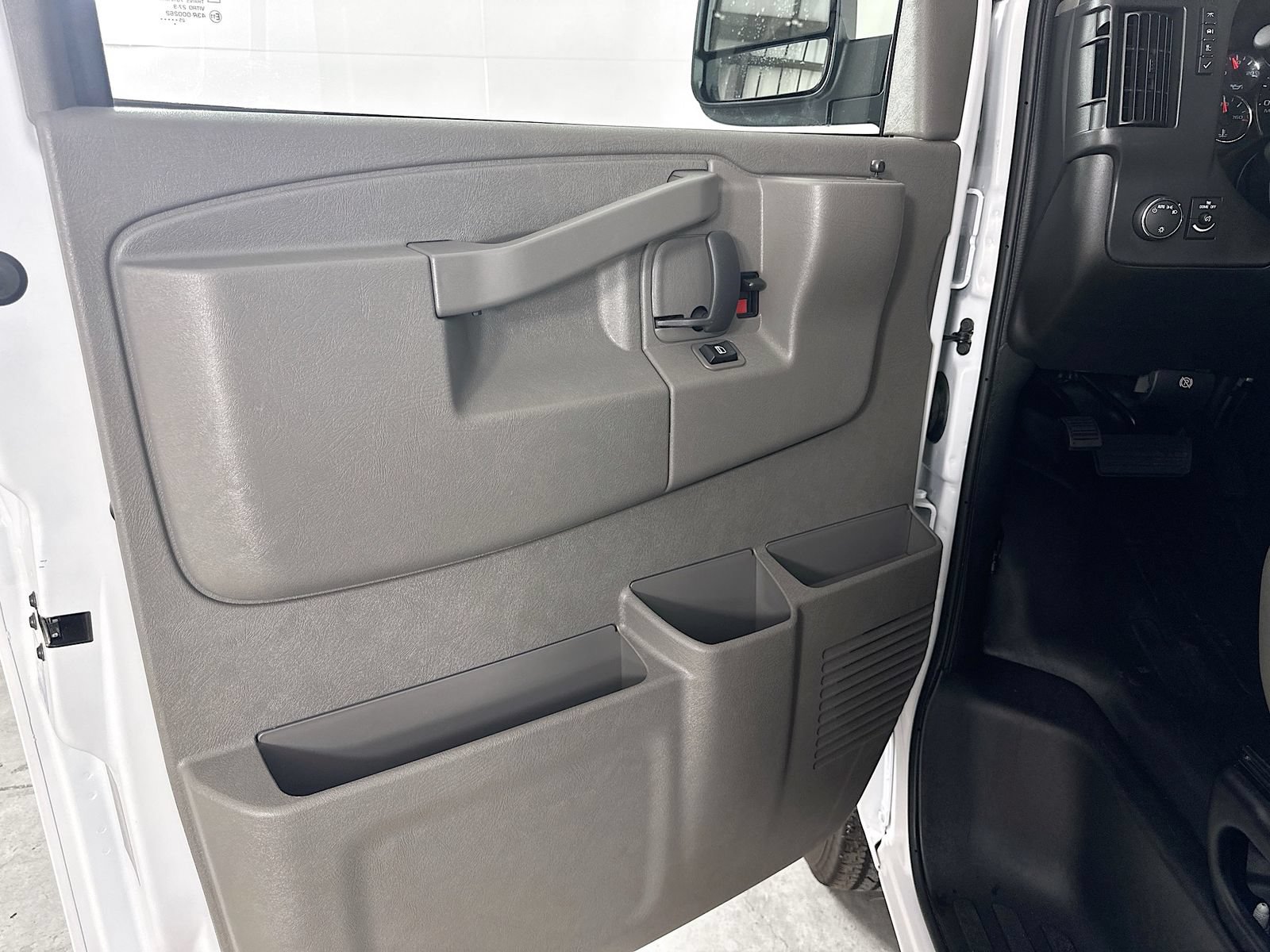 Used 2025 Chevrolet Express 2500 w/ Enhanced Convenience Package RWD image 15