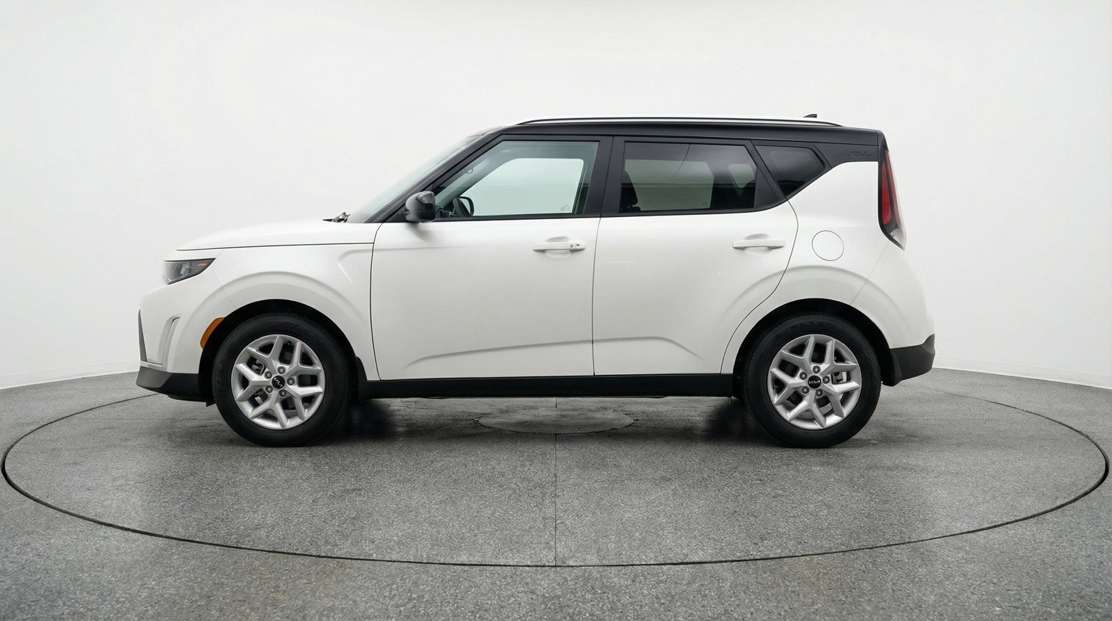 Used 2025 Kia Soul LX w/ LX Technology Package FWD image 5