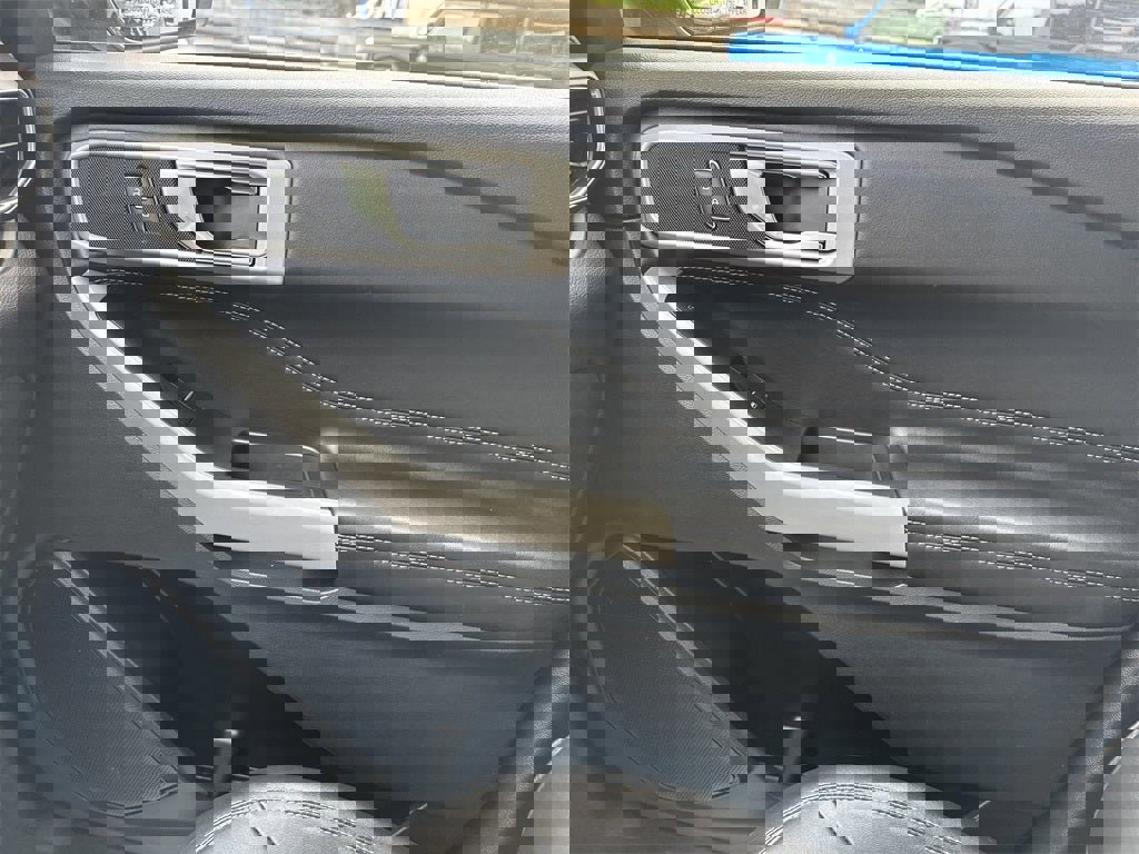 Used 2022 Ford Explorer XLT w/ Equipment Group 202A image 27