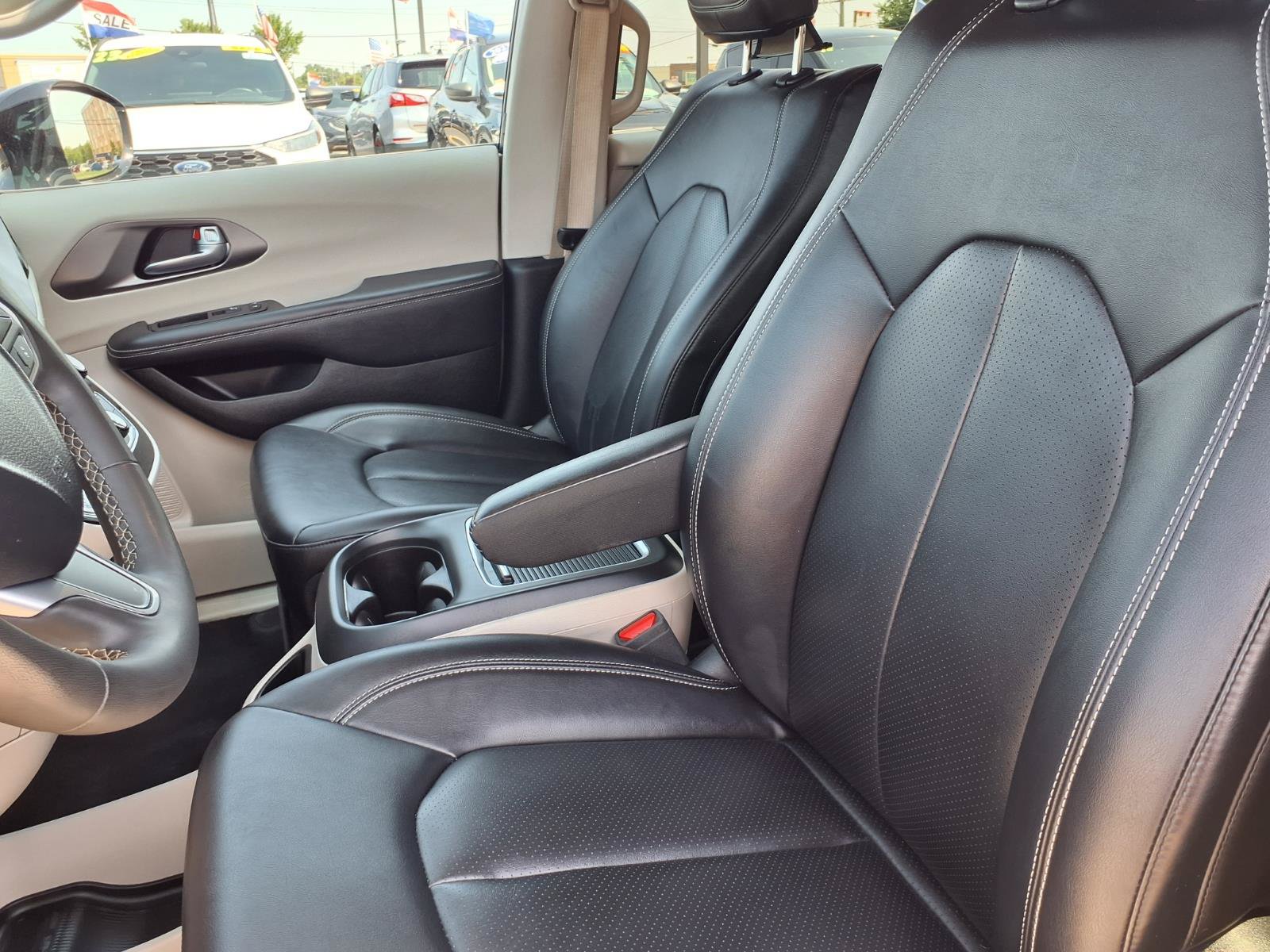 Used 2024 Chrysler Pacifica Touring-L FWD image 3