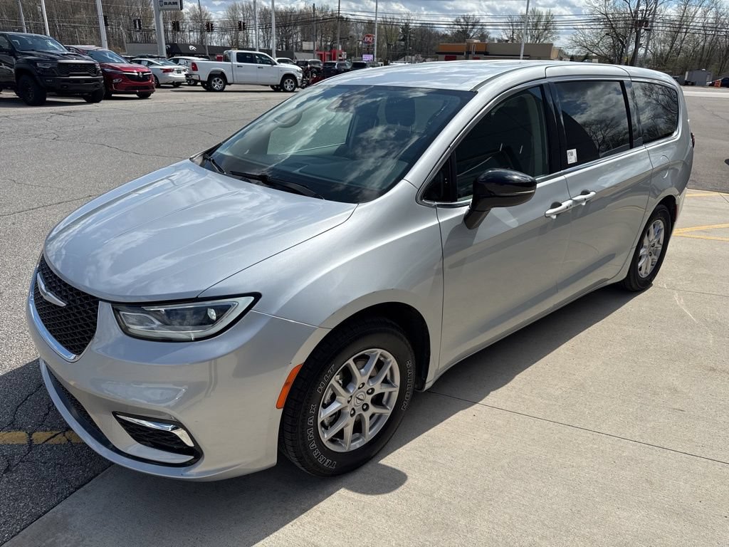 Used 2024 Chrysler Pacifica Touring-L FWD image 11