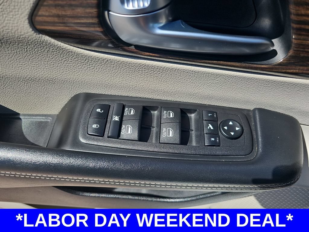 Used 2023 Chrysler Pacifica Limited FWD image 30
