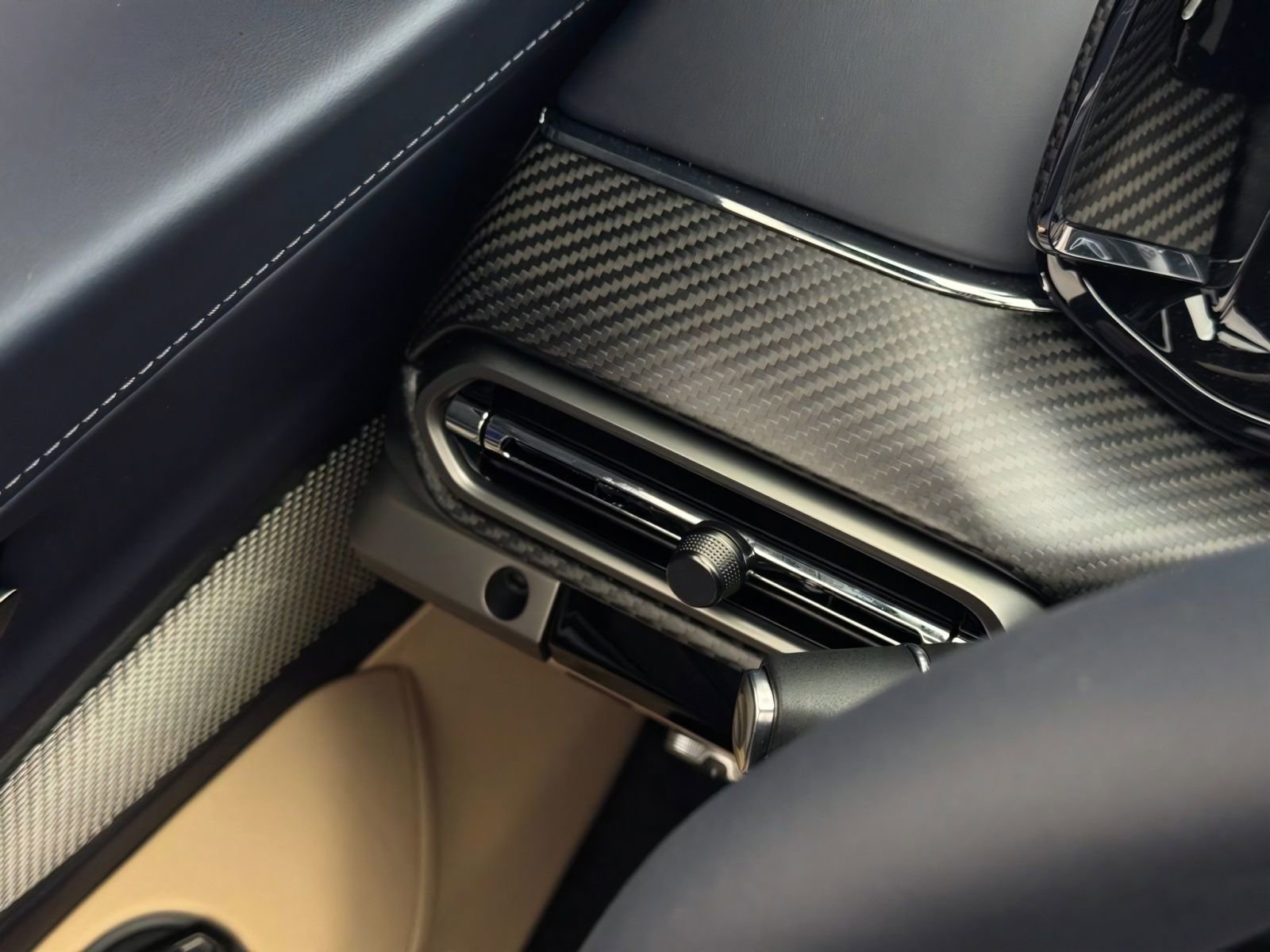New 2026 Aston Martin V8 Vantage Coupe RWD image 34