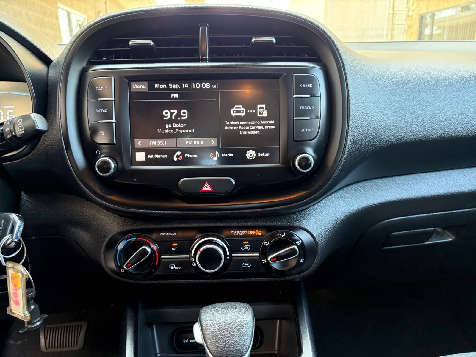 Used 2025 Kia Soul LX w/ LX Technology Package FWD image 16