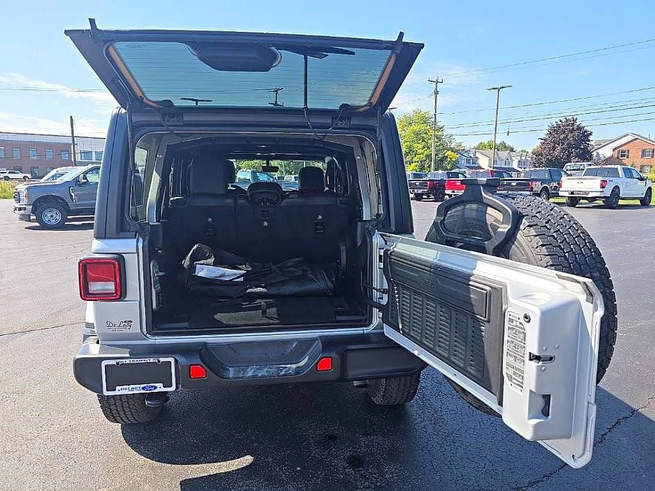 Used 2022 Jeep Wrangler Unlimited Sahara w/ Dual Top Group image 27