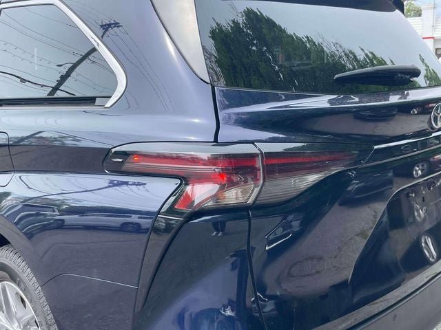 Used 2023 Toyota Sienna XLE FWD image 11