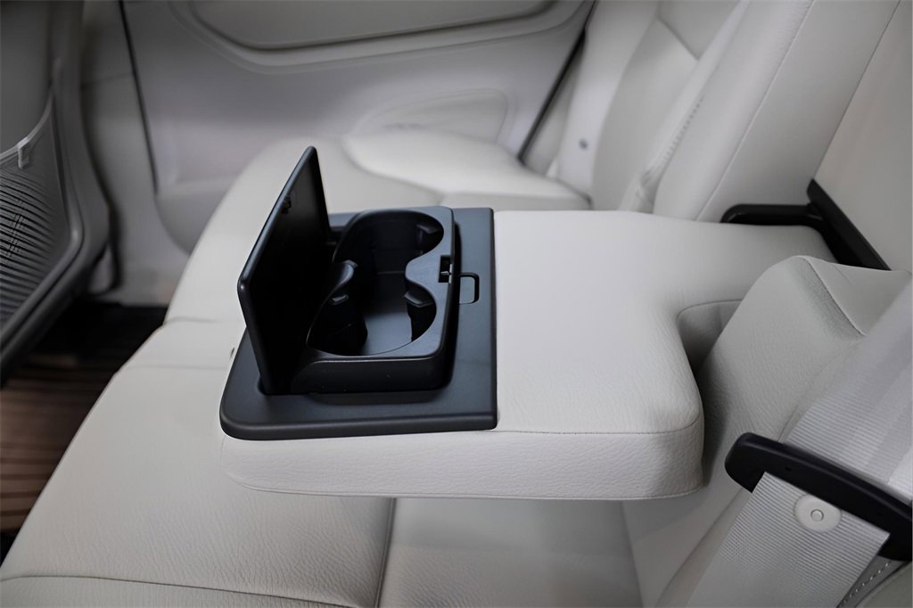 Certified 2025 Volvo XC90 T8 Plus w/ Protection Package Premier image 31