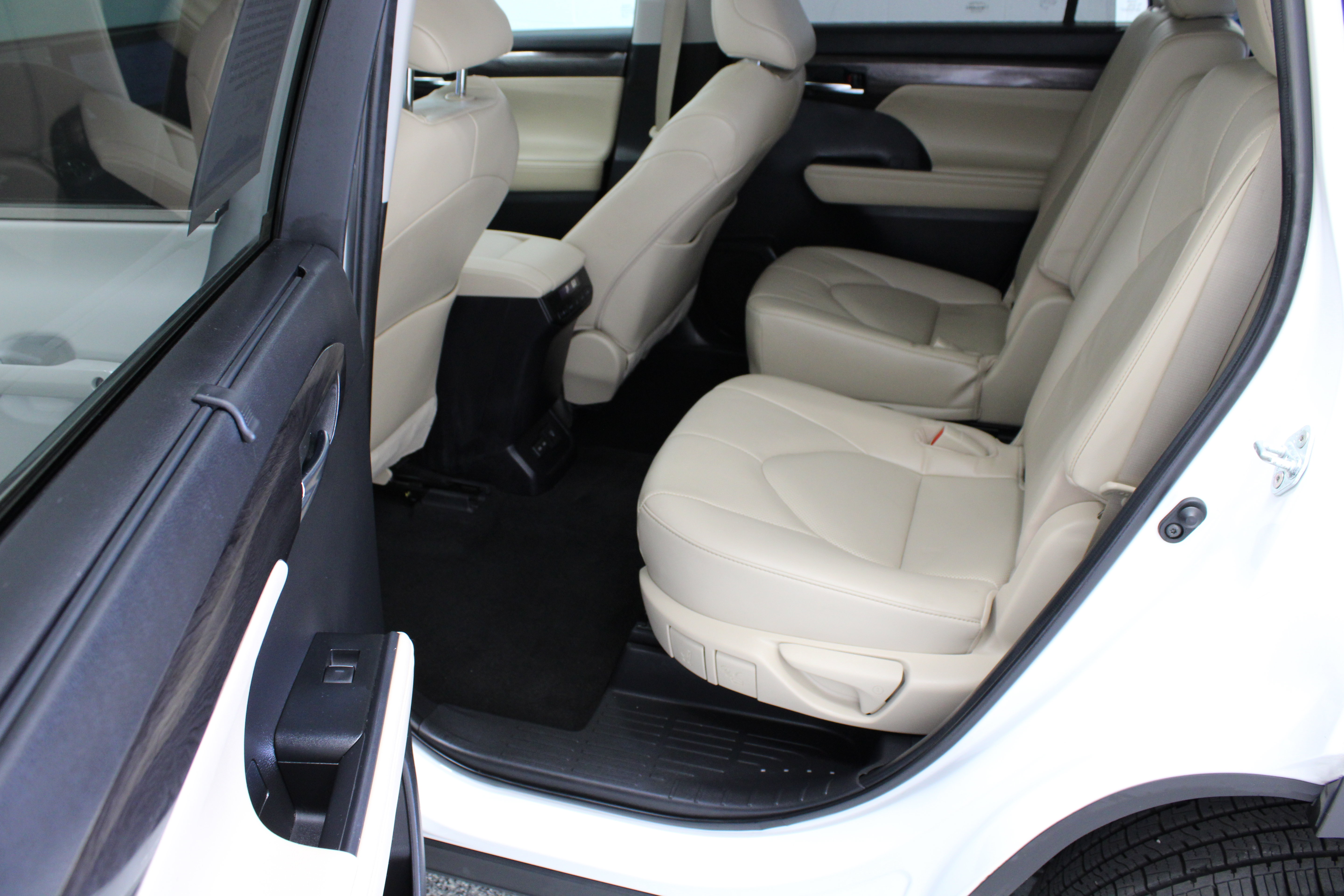 Used 2023 Toyota Highlander Limited FWD image 30