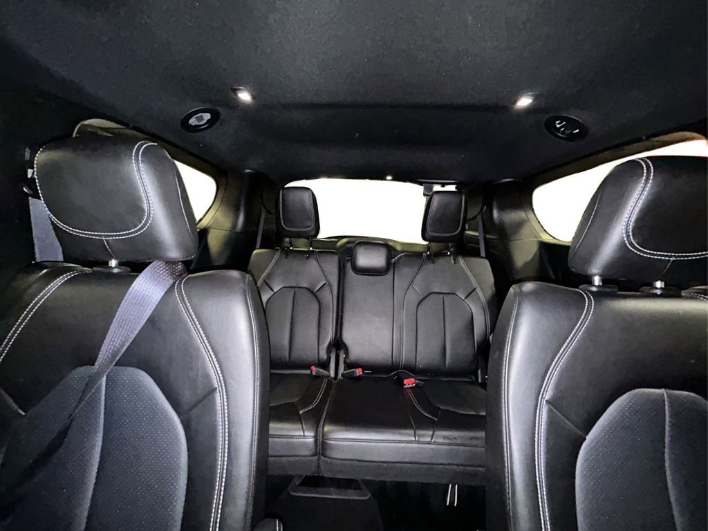 Used 2025 Chrysler Pacifica Select image 35