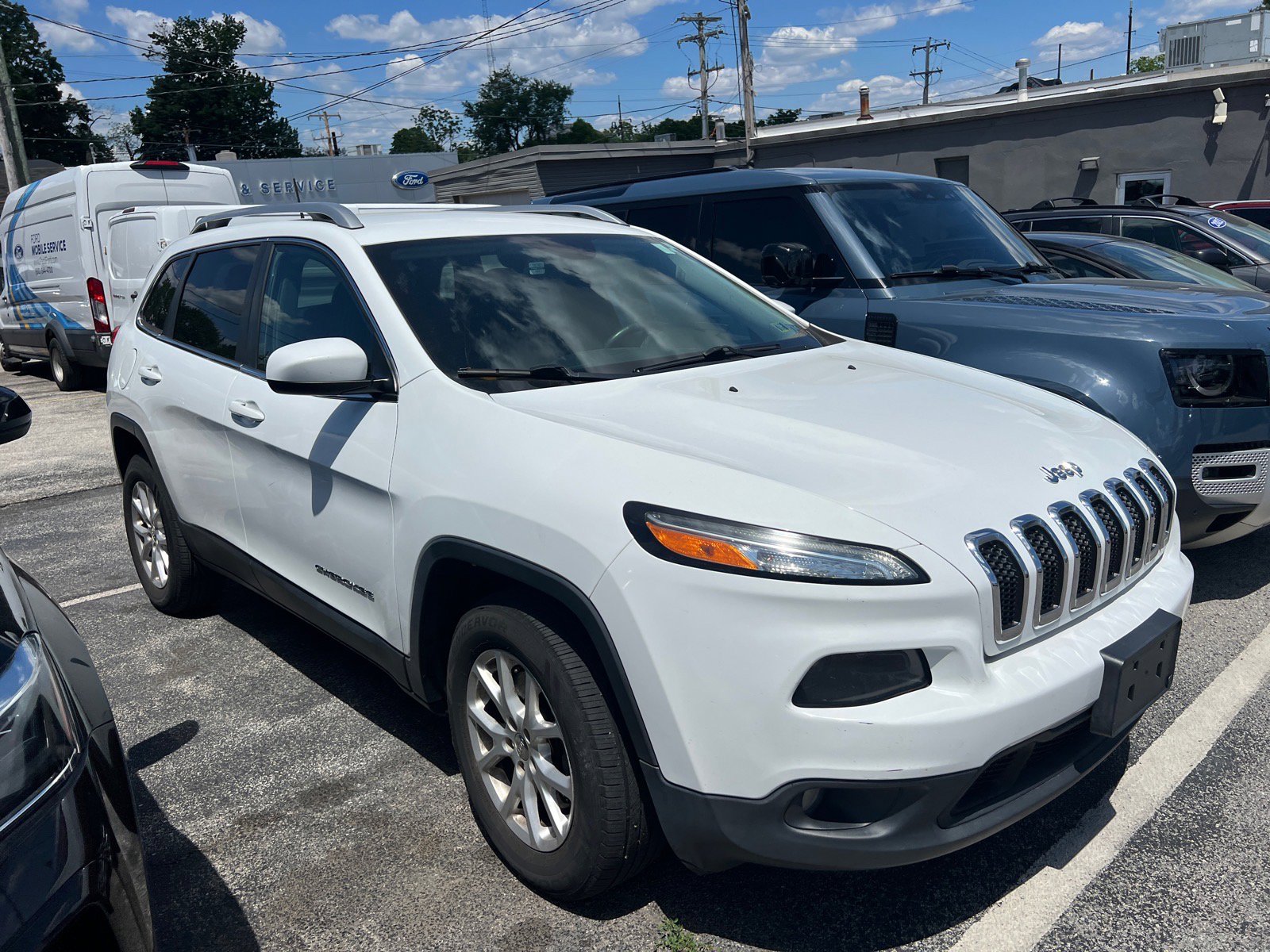 Used 2016 Jeep Cherokee Latitude w/ Cold Weather Group AWD/4WD image 3