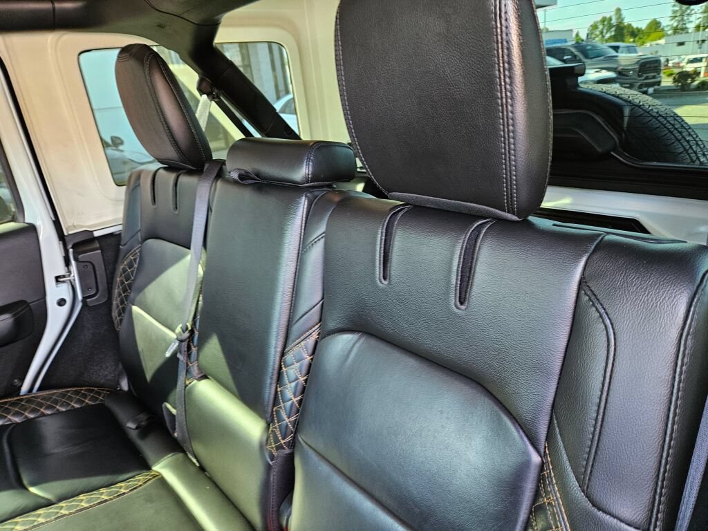 Used 2022 Jeep Wrangler Unlimited Sahara AWD/4WD image 18
