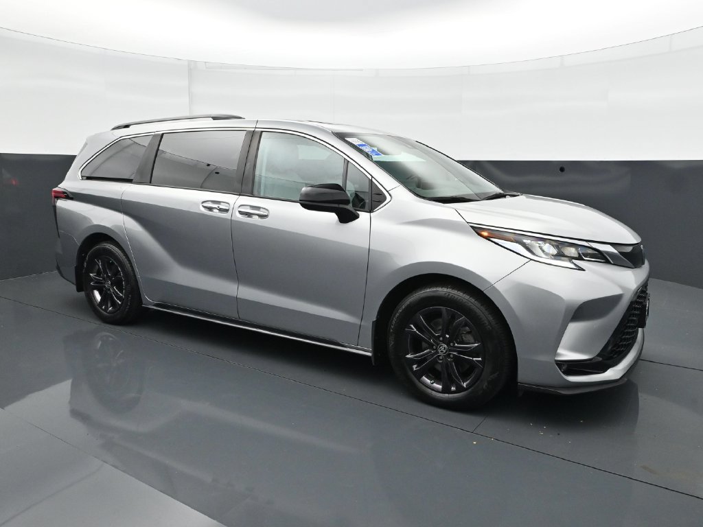 Used 2024 Toyota Sienna XSE AWD/4WD image 9