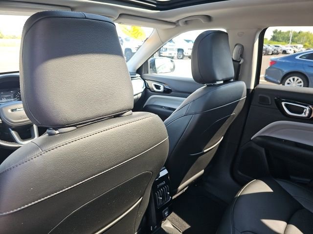 Used 2022 Jeep Compass Limited w/ Sun and Sound Group image 23