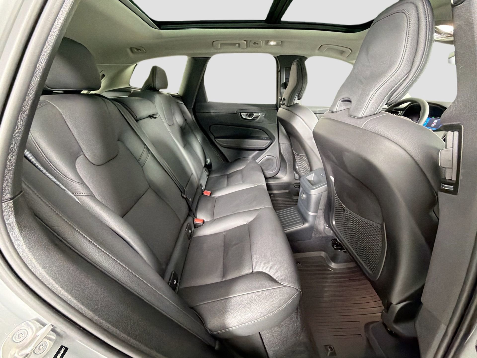 Certified 2025 Volvo XC60 T8 Plus w/ Protection Package Premier image 28