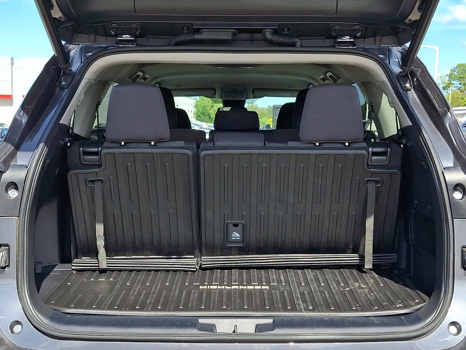 Used 2023 Toyota Highlander LE AWD/4WD image 32