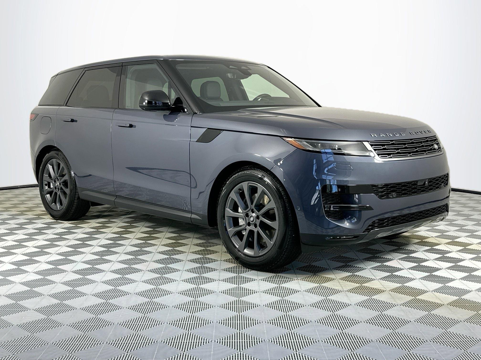 Used 2025 Land Rover Range Rover Sport image 3