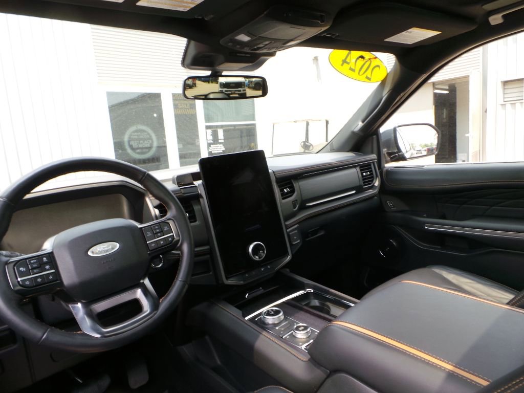 Used 2024 Ford Expedition Platinum image 4